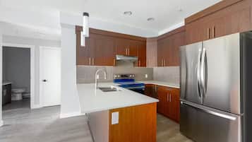 Comfort Suite | Private kitchen | Full-size fridge, stovetop, cookware/dishes/utensils