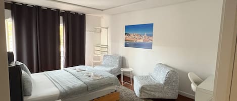 Habitación cuádruple familiar, balcón, vista a la ciudad | Wifi gratis
