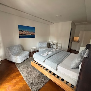 Quarto quádruplo família, sacada, vista para a cidade | Wi-Fi de cortesia