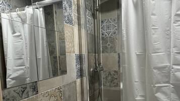 Chambre Familiale, vue ville | Salle de bain
