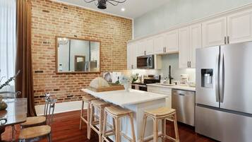 Coffee/tea maker, fridge, microwave, oven