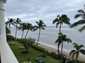 A balcony with a view of the beach, palm trees, and ocean. - OCEAN FRONT CONDO, Lahaina Shores Beach Resort, Maui, Hawaii
Spectacular view (Lahaina)