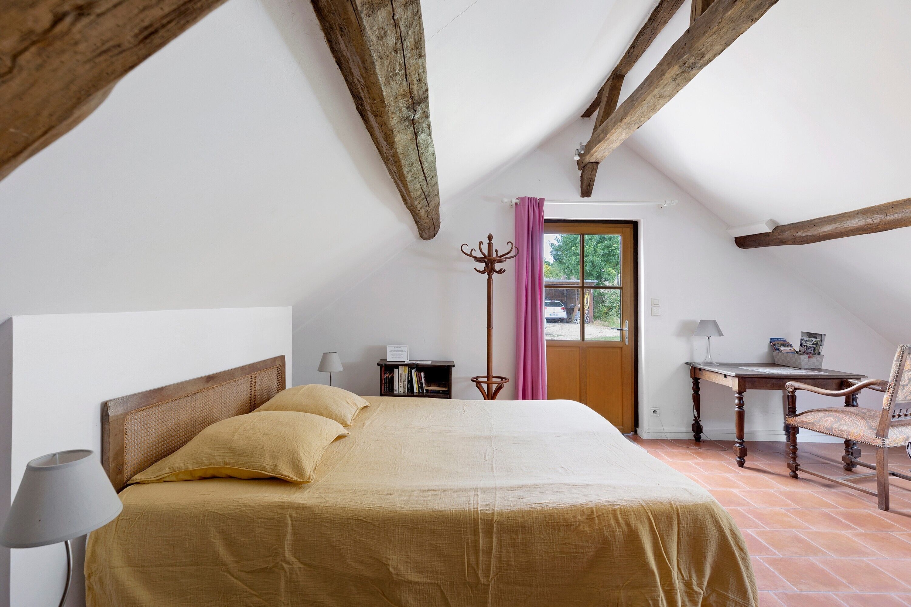 WiFi, bed sheets