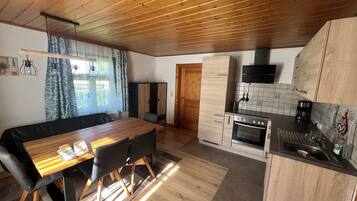 Coffee/tea maker, fridge, oven, stovetop