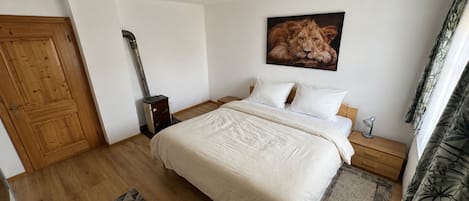 2 bedrooms, WiFi (free), bed sheets
