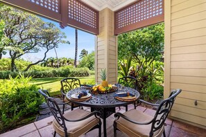 Casa geminada, várias camas, vista para o jardim (Kulalani at Mauna Lani 2204) | Opções para refeição ao ar livre
