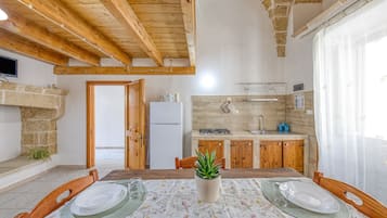 Wasserkocher mit Kaffee-/Teezubehör, Kühlschrank, Ofen, Herdplatte