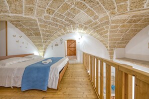 Iron/ironing board, bed sheets - Holiday Home 'Antica Dimora' with Shared Terrace and Garden (Morciano di Leuca)
