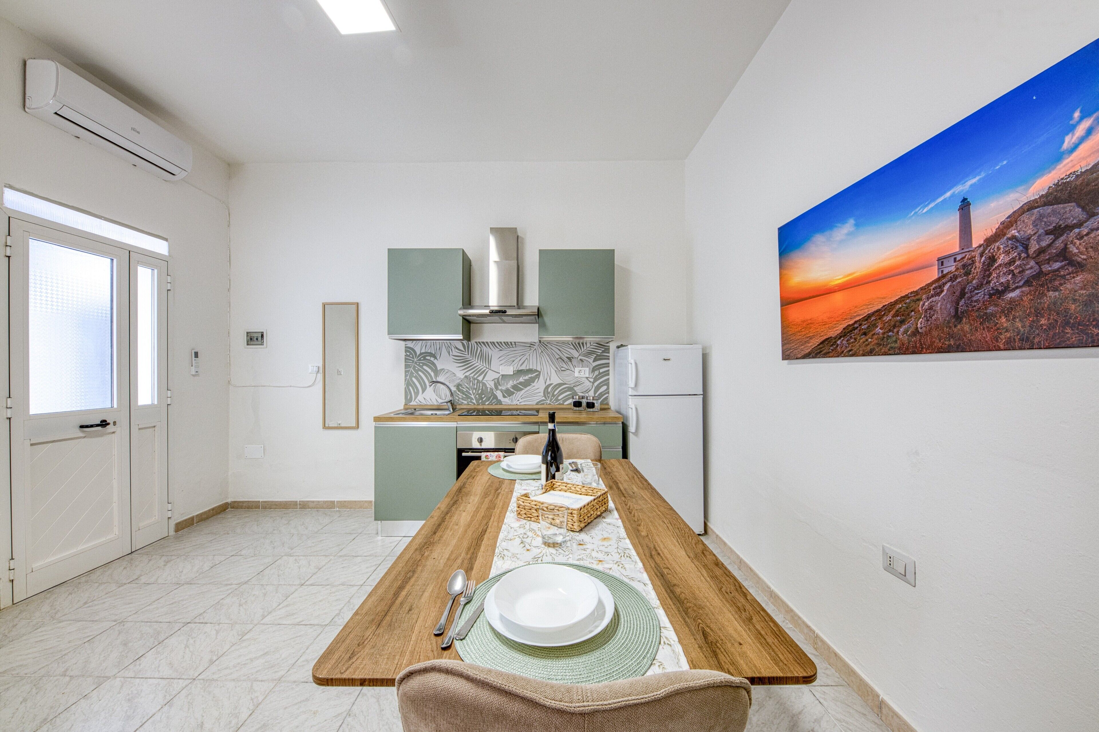 Réfrigérateur, four, plaque de cuisson, cafetière/bouilloire