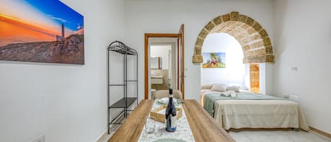 Tabla de planchar con plancha y ropa de cama