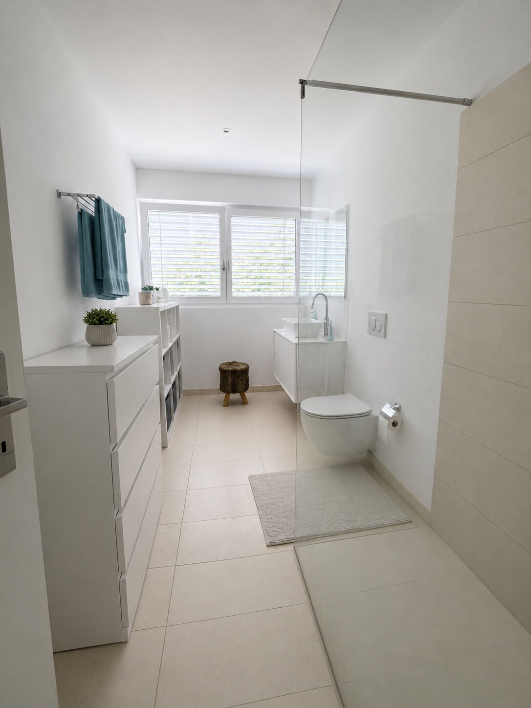 Haartrockner, Handtücher, Seife, Toilettenpapier