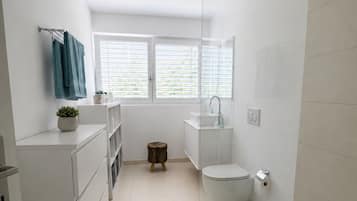 Haartrockner, Handtücher, Seife, Toilettenpapier