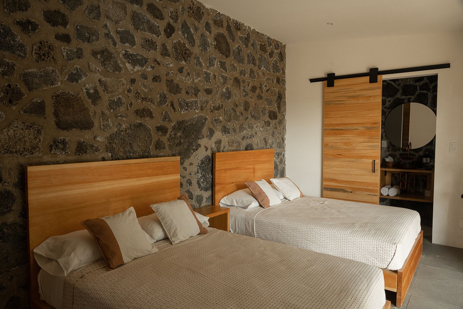 Habitación Confort doble, patio, vistas al jardín | Ropa de cama de alta calidad, edredones de plumas, caja fuerte