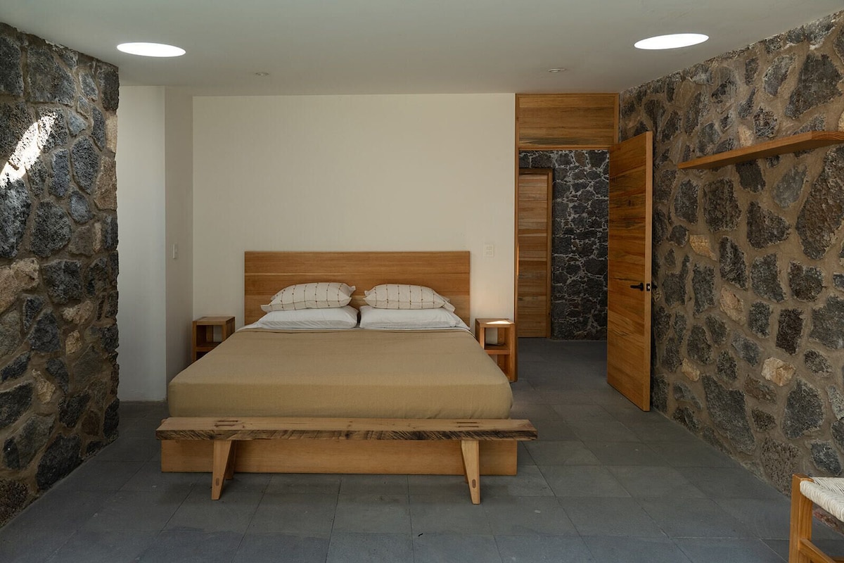 Comfort Room, Patio, Hill View