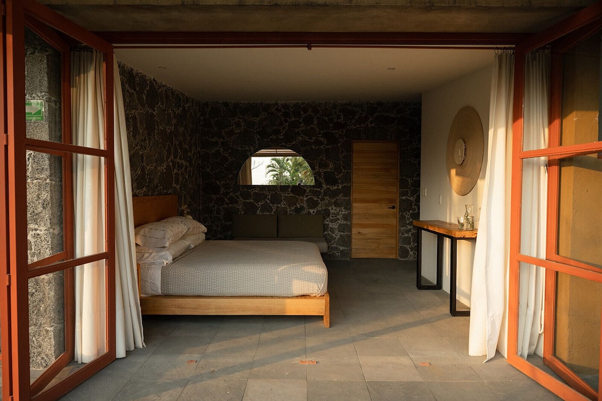 Deluxe Room, Patio, Garden View | Bathroom