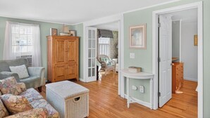Living area - Relaxing Cape Cod Cottage Getaway (Dennis)