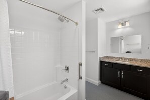 Een douche, een haardroger, een bidet, handdoeken