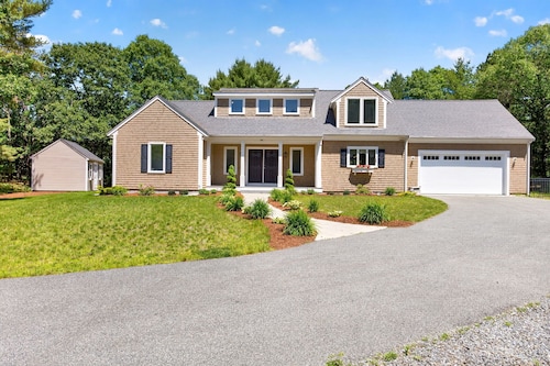Contemporary 3BR House: New Furniture, AC, Hot Tub, 2Gbps Wi-Fi & Pet-Friendly