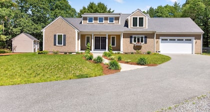 Contemporary 3BR House: New Furniture, AC, Hot Tub, 2Gbps Wi-Fi & Pet-Friendly