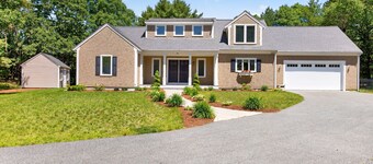 Contemporary 3BR House: New Furniture, AC, Hot Tub, 2Gbps Wi-Fi & Pet-Friendly