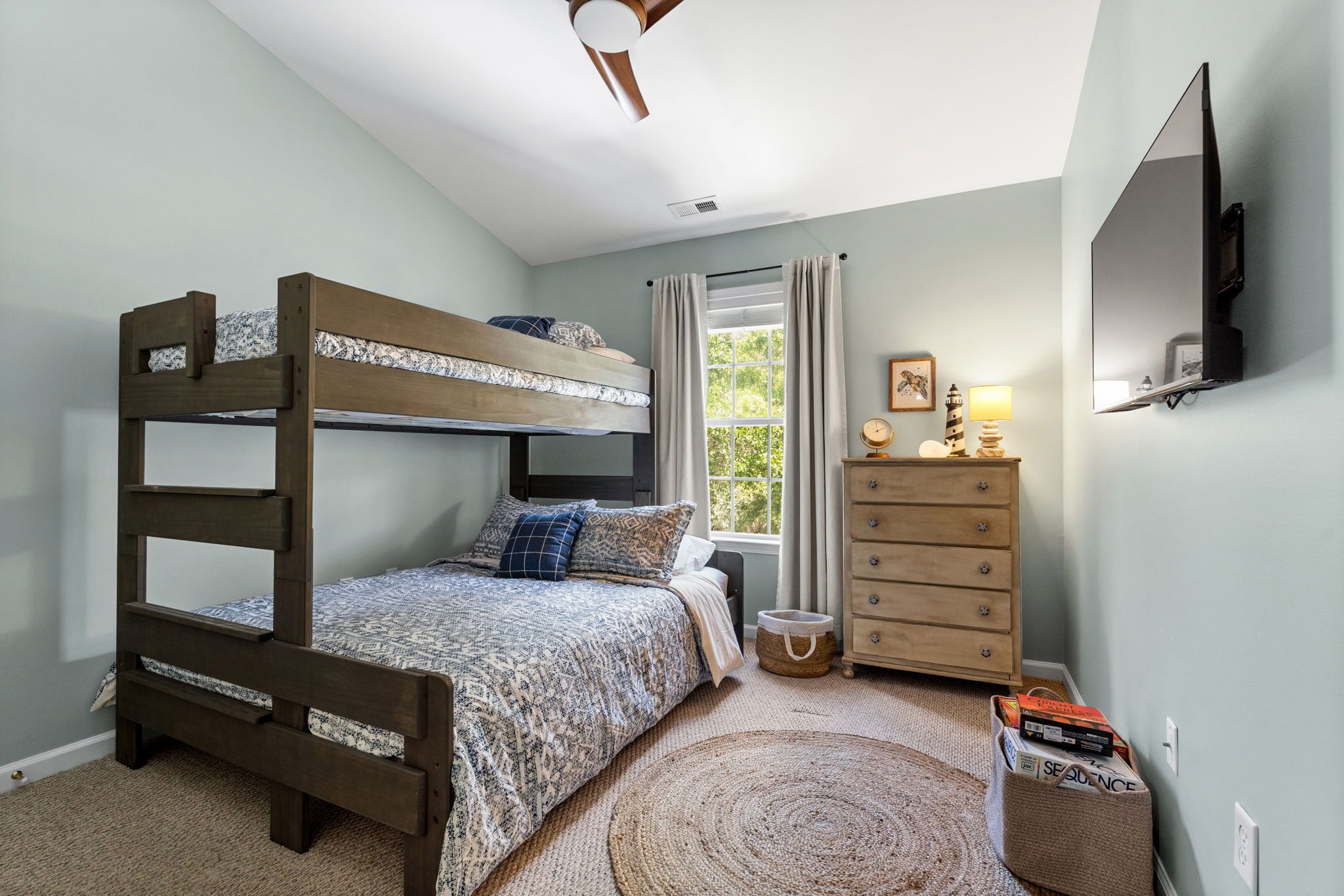 3 bedrooms, desk, iron/ironing board, travel crib