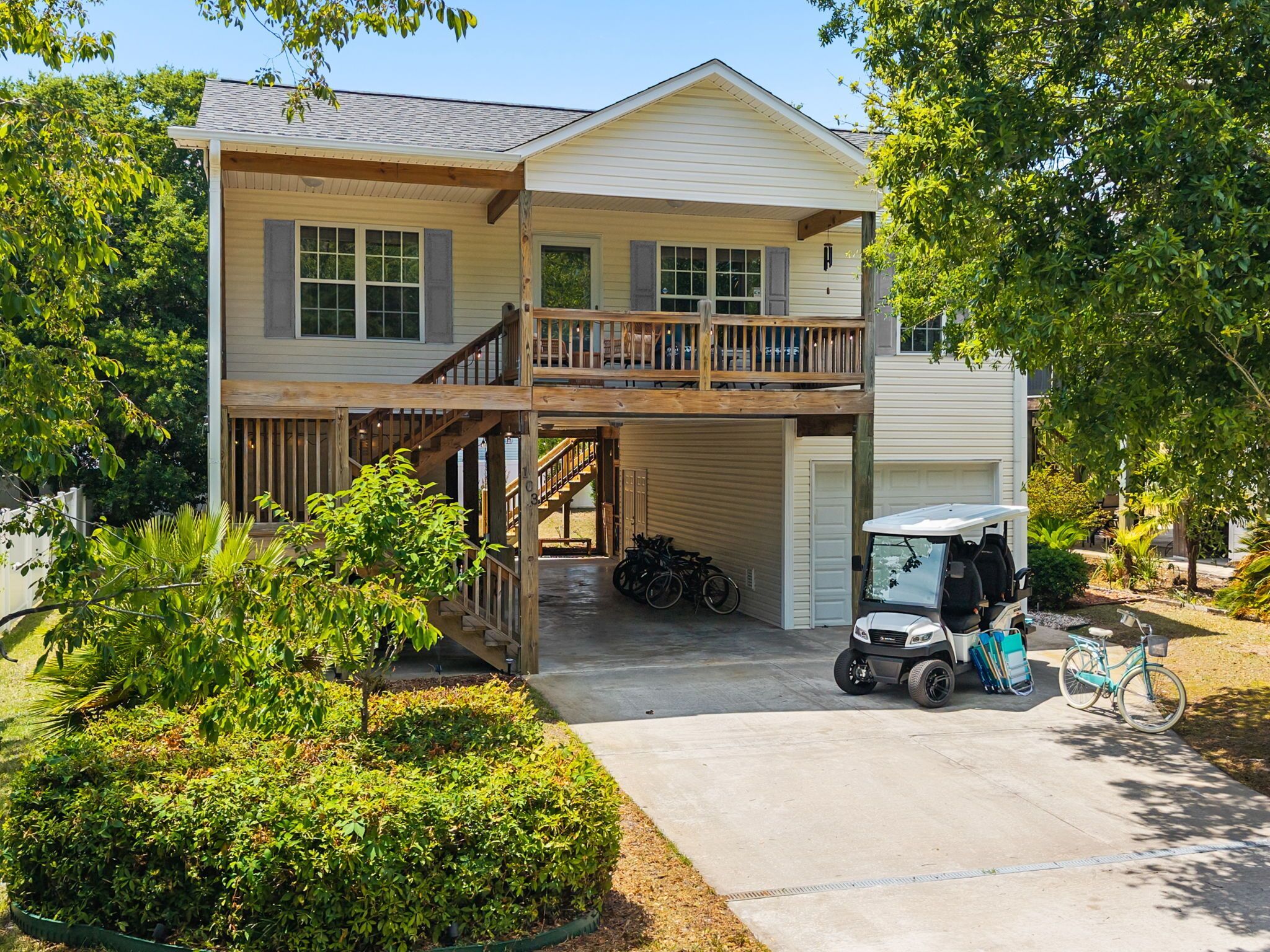 Une maison à deux étages avec un porche abrité, un garage et une allée.