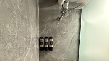 Dusche, Haartrockner, Seife, Shampoo