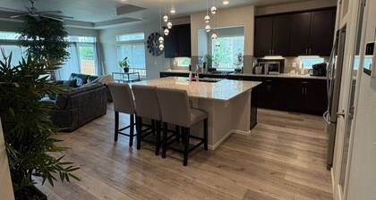 A Little Comfort 3-bedroom house with AC in charming Aurora, close to DIA