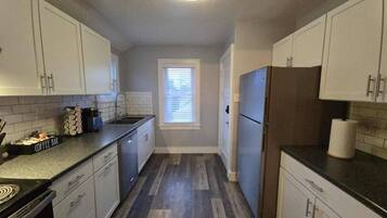 Fridge, microwave, stovetop, dishwasher