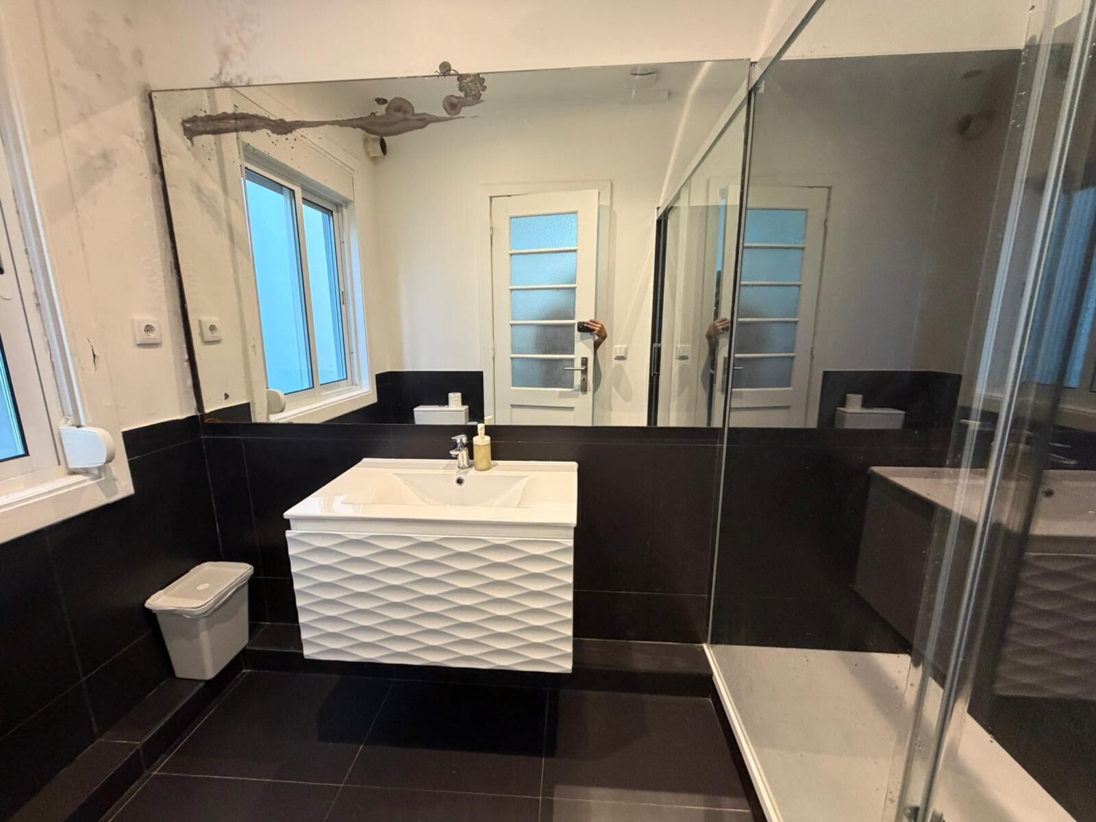 Habitación cuádruple, baño en la habitación | Baño | Jabón y papel de baño 
