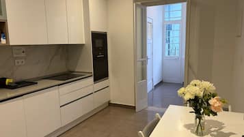 Deluxe-Doppelzimmer | Eigene Küche | Ofen, Herdplatte, Kochgeschirr/Geschirr/Besteck, Gefrierschrank