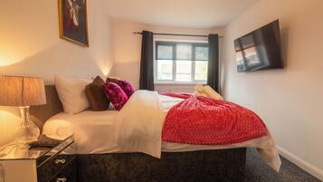 Luxury House | In-room safe, iron/ironing board, free WiFi