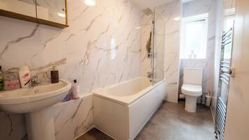 Luxury House | Bathroom | Free toiletries, soap, shampoo, toilet paper