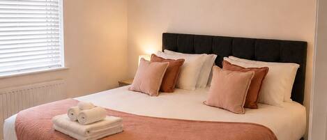 3 habitaciones, tabla de planchar con plancha, wifi y ropa de cama