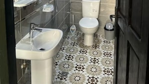 Villa Junior, vista piscina | Bagno