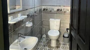 Vila Junior, pemandangan kolam renang | Kamar mandi
