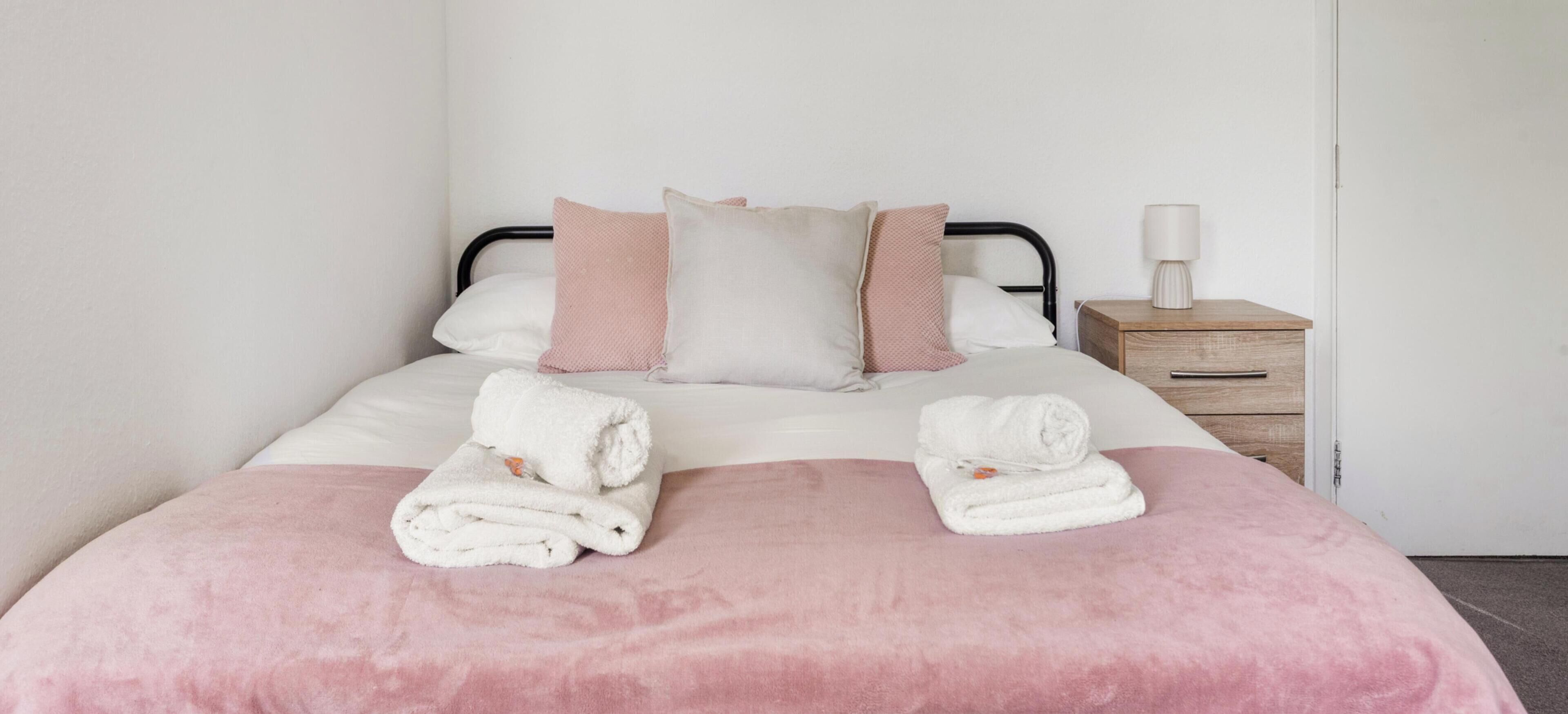3 slaapkamers, een strijkplank/strijkijzer, gratis wifi, beddengoed