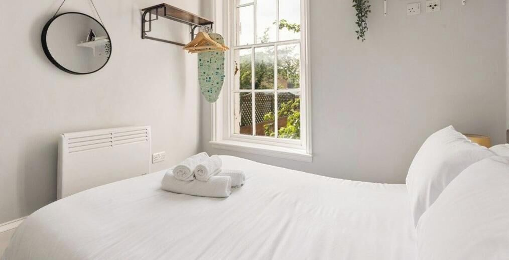 3 bedrooms, iron/ironing board, WiFi (free), bed sheets