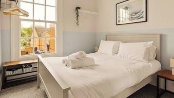 3 bedrooms, iron/ironing board, WiFi (free), bed sheets