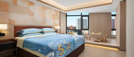Una habitación de hotel moderna con una cama grande, un escritorio y vistas a la ciudad.