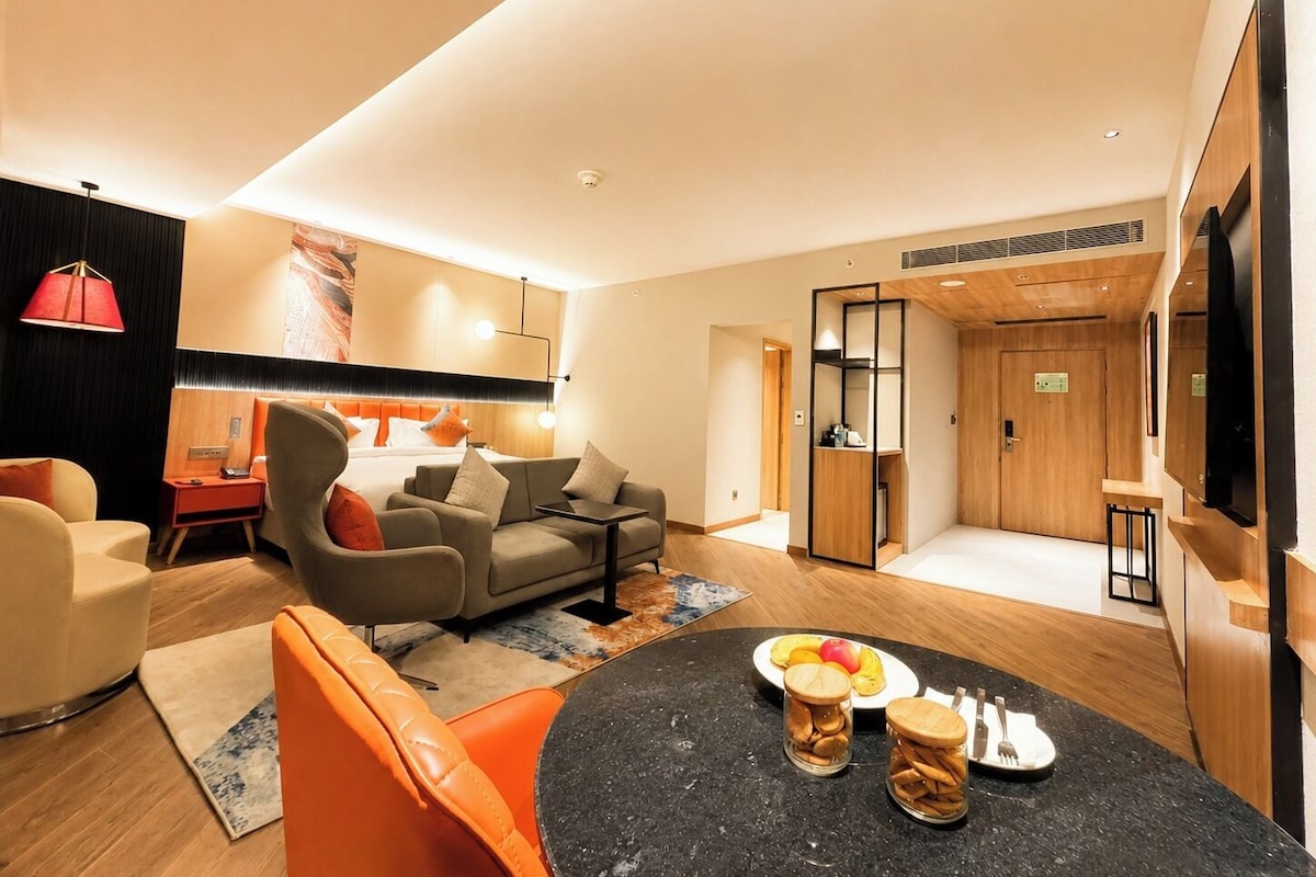 Suite, 1 King Bed | Minibar, in-room safe, iron/ironing board (on request)