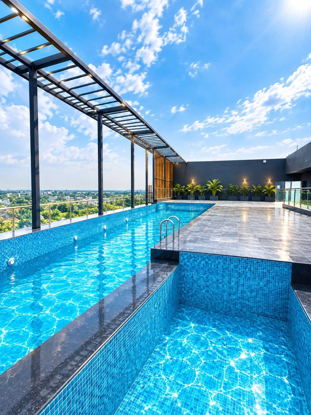 Una piscina en la azotea con vistas despejadas del paisaje urbano.