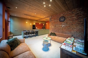A modern interior with a kitchen, dining area, and seating. - A warm, cozy vacation home where you always feel right at home (Poperinge)