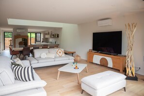 Een moderne woonkamer met een bank, salontafel en tv-meubel.