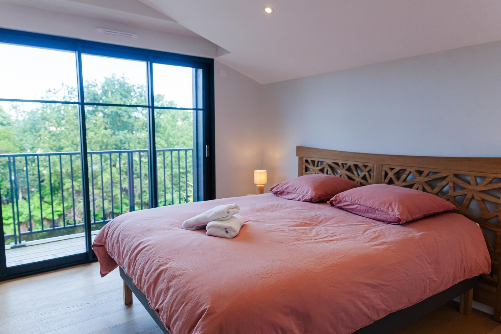Iron/ironing board, internet, bed sheets