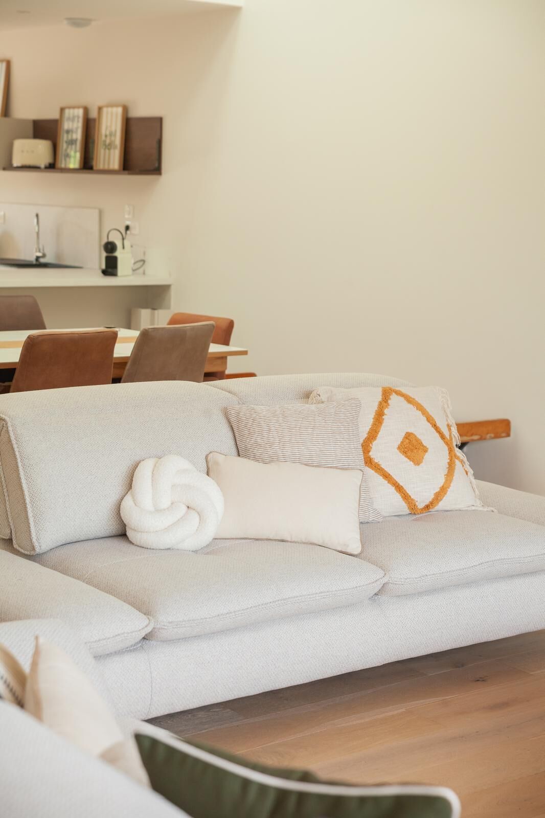 Ein modernes Wohnzimmer mit einer Couch, einem Esstisch und Stühlen.