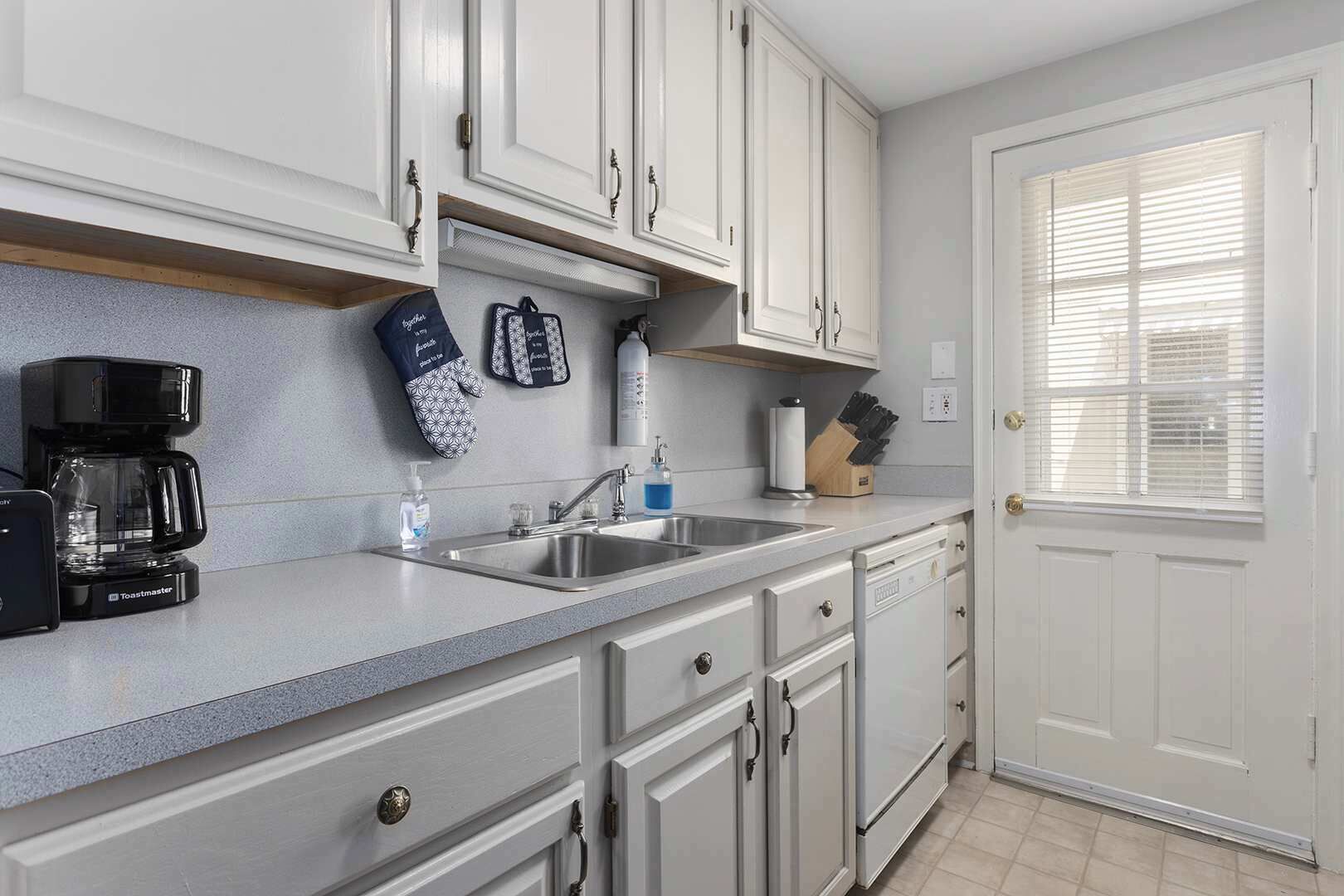 Wasserkocher mit Kaffee-/Teezubehör, Kühlschrank, Mikrowelle, Ofen