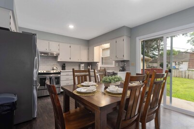 TownHome w/ Smart TVs, Near KC Stadium Sleeps 6
