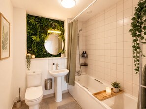 Haartrockner, Handtücher, Toilettenpapier
