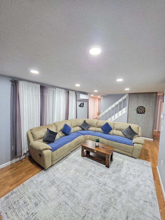 Family-friendly 4br Pocono Lake Getaway With Pool & Fireplace - Pocono Pines, PA